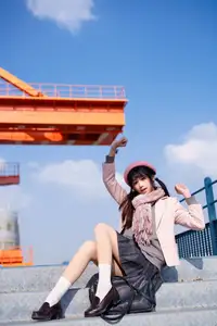 Explore Tun Shu Mei Vol.8548: The girl with a pink beret and enchanting fashion style on railway tracks - image 18
