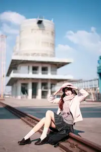 Explore Tun Shu Mei Vol.8548: The girl with a pink beret and enchanting fashion style on railway tracks - image 11