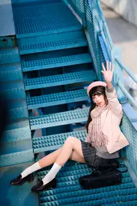 Explore Tun Shu Mei Vol.8548: The girl with a pink beret and enchanting fashion style on railway tracks - image 9