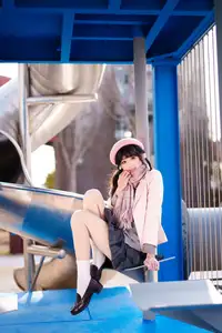 Explore Tun Shu Mei Vol.8548: The girl with a pink beret and enchanting fashion style on railway tracks - image 1