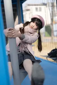 Explore Tun Shu Mei Vol.8548: The girl with a pink beret and enchanting fashion style on railway tracks - image 21
