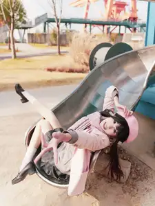 Explore Tun Shu Mei Vol.8548: The girl with a pink beret and enchanting fashion style on railway tracks - image 34
