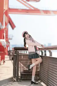 Explore Tun Shu Mei Vol.8548: The girl with a pink beret and enchanting fashion style on railway tracks - image 10