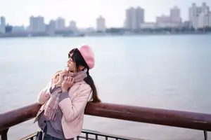 Explore Tun Shu Mei Vol.8548: The girl with a pink beret and enchanting fashion style on railway tracks - image 12