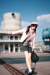 Explore Tun Shu Mei Vol.8548: The girl with a pink beret and enchanting fashion style on railway tracks - image 41