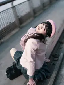 Explore Tun Shu Mei Vol.8548: The girl with a pink beret and enchanting fashion style on railway tracks - image 19