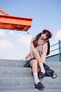 Explore Tun Shu Mei Vol.8548: The girl with a pink beret and enchanting fashion style on railway tracks - image 35