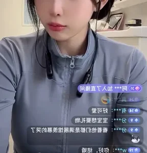 Beautiful Streamer Sparks Viral Debate After Confronting Silent Viewers During Recent Live Broadcast - image 5
