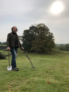 Hidden Gold: A Metal Detectorist’s Stunning Discovery in an Open Field - image 2