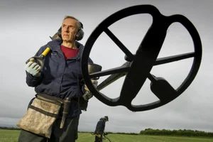 Hidden Gold: A Metal Detectorist’s Stunning Discovery in an Open Field - image 5
