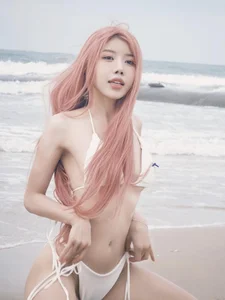 Vietnamese Star Trang Phap Stuns Fans with Bold and Confident Bikini Look - image 3