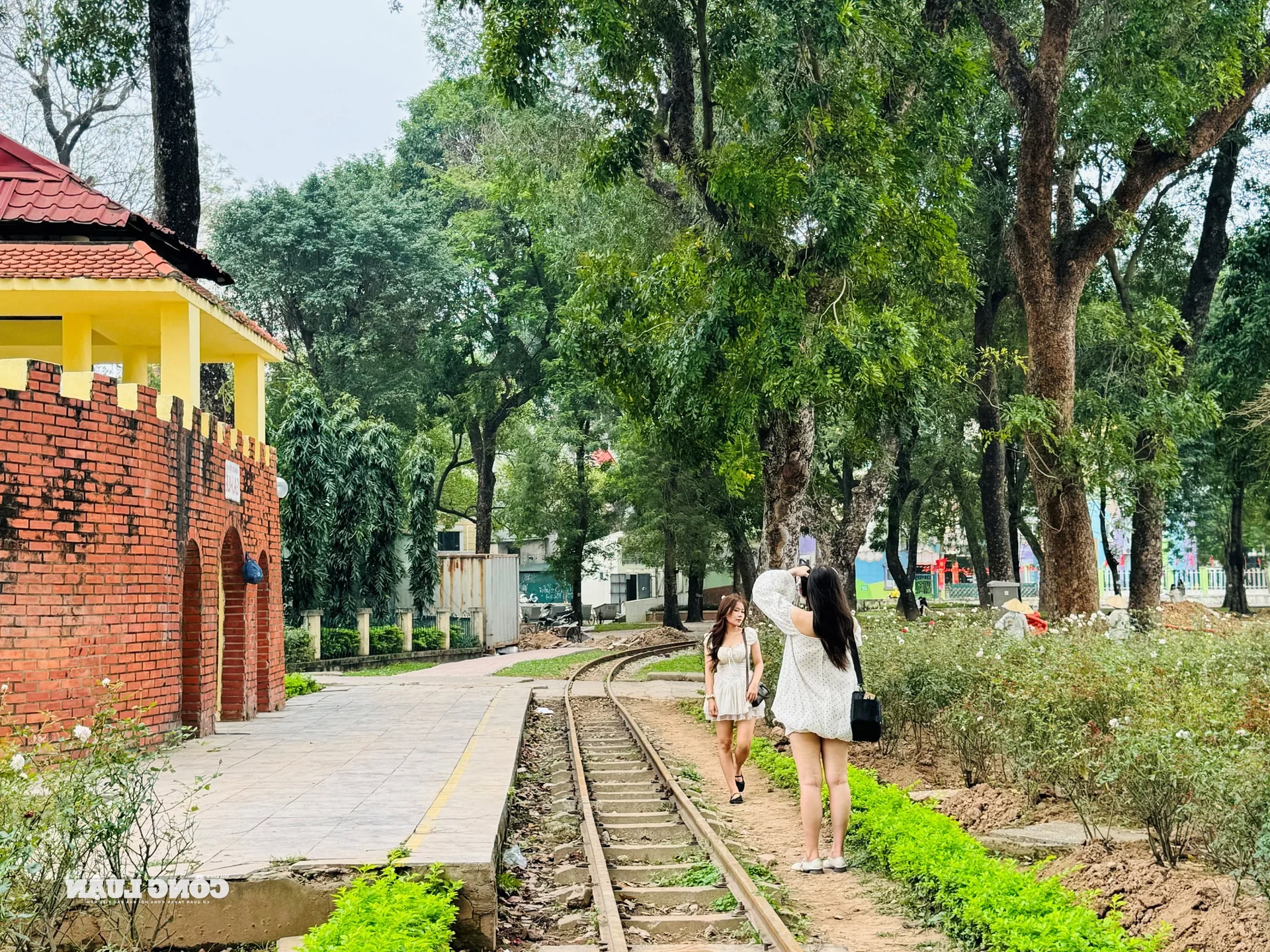 Thong Nhat Park Becomes the Ultimate Youth Hangout and Cooling Spot During Seasonal Transitions