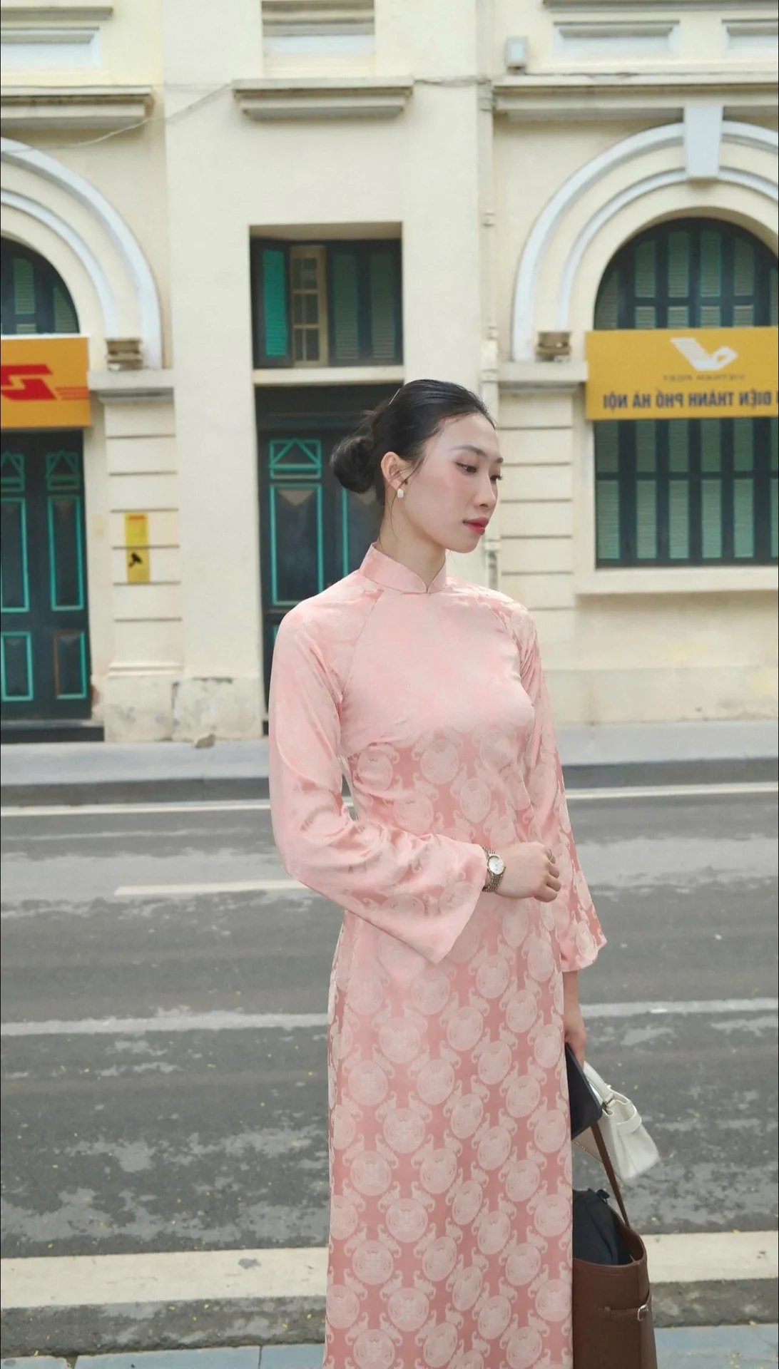 Nguyet Anh in Ao Dai: Volleyball Beauty Queen's Graceful New Year Look