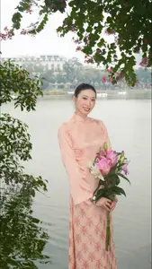 Nguyet Anh in Ao Dai: Volleyball Beauty Queen's Graceful New Year Look - image 5