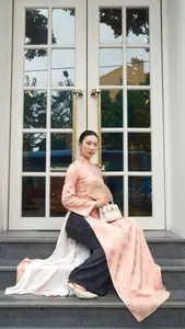 Nguyet Anh in Ao Dai: Volleyball Beauty Queen's Graceful New Year Look - image 9