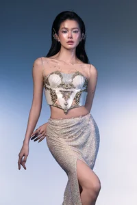 Do Yen Dan Radiates Sophistication in a Stunning Purple Silk Gown - image 10