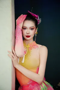 Do Yen Dan Radiates Sophistication in a Stunning Purple Silk Gown - image 8