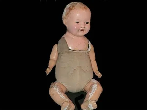 The Chilling History of 10 World-Famous Haunted Dolls That Will Terrify You - image 4