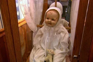 The Chilling History of 10 World-Famous Haunted Dolls That Will Terrify You - image 7