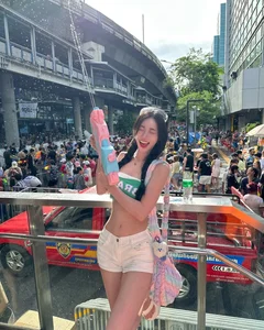 Stunning Festival Fashion: Hottest Outfits from the Thai Water Festival Songkran - image 1