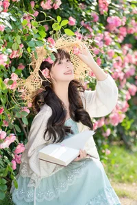 Sunkissed Serenity: Xia Yu Xiao Nian’s Artistic Summer Escape - image 5