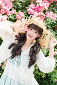 Sunkissed Serenity: Xia Yu Xiao Nian’s Artistic Summer Escape - image 15