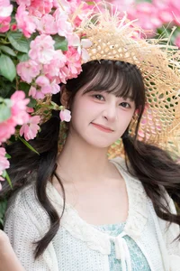 Sunkissed Serenity: Xia Yu Xiao Nian’s Artistic Summer Escape - image 2