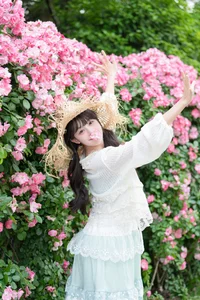 Sunkissed Serenity: Xia Yu Xiao Nian’s Artistic Summer Escape - image 27