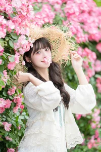 Sunkissed Serenity: Xia Yu Xiao Nian’s Artistic Summer Escape - image 23