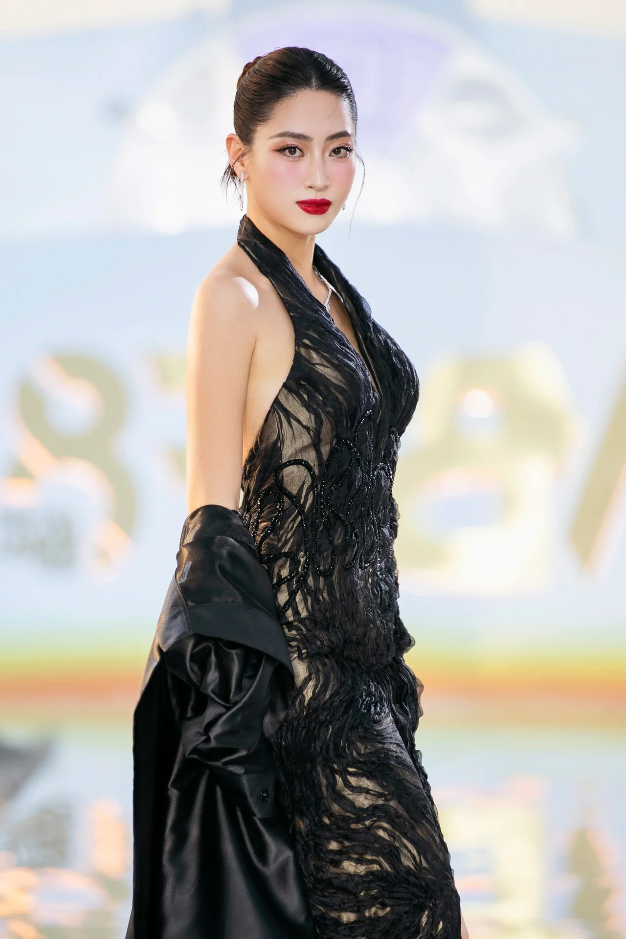 Model Vo Hoang Yen Stuns Runway with 8-Month Baby Bump Catwalk