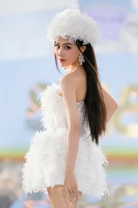 Model Vo Hoang Yen Stuns Runway with 8-Month Baby Bump Catwalk - image 0