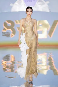 Model Vo Hoang Yen Stuns Runway with 8-Month Baby Bump Catwalk - image 5