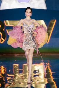 Model Vo Hoang Yen Stuns Runway with 8-Month Baby Bump Catwalk - image 2