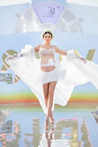 Model Vo Hoang Yen Stuns Runway with 8-Month Baby Bump Catwalk - image 12
