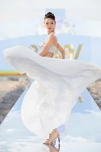 Model Vo Hoang Yen Stuns Runway with 8-Month Baby Bump Catwalk - image 10