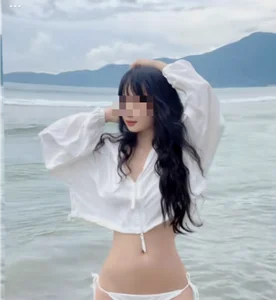 The Truth Behind the Viral Photo: Quỳnh Alee's Controversial Outfit Explained - image 2