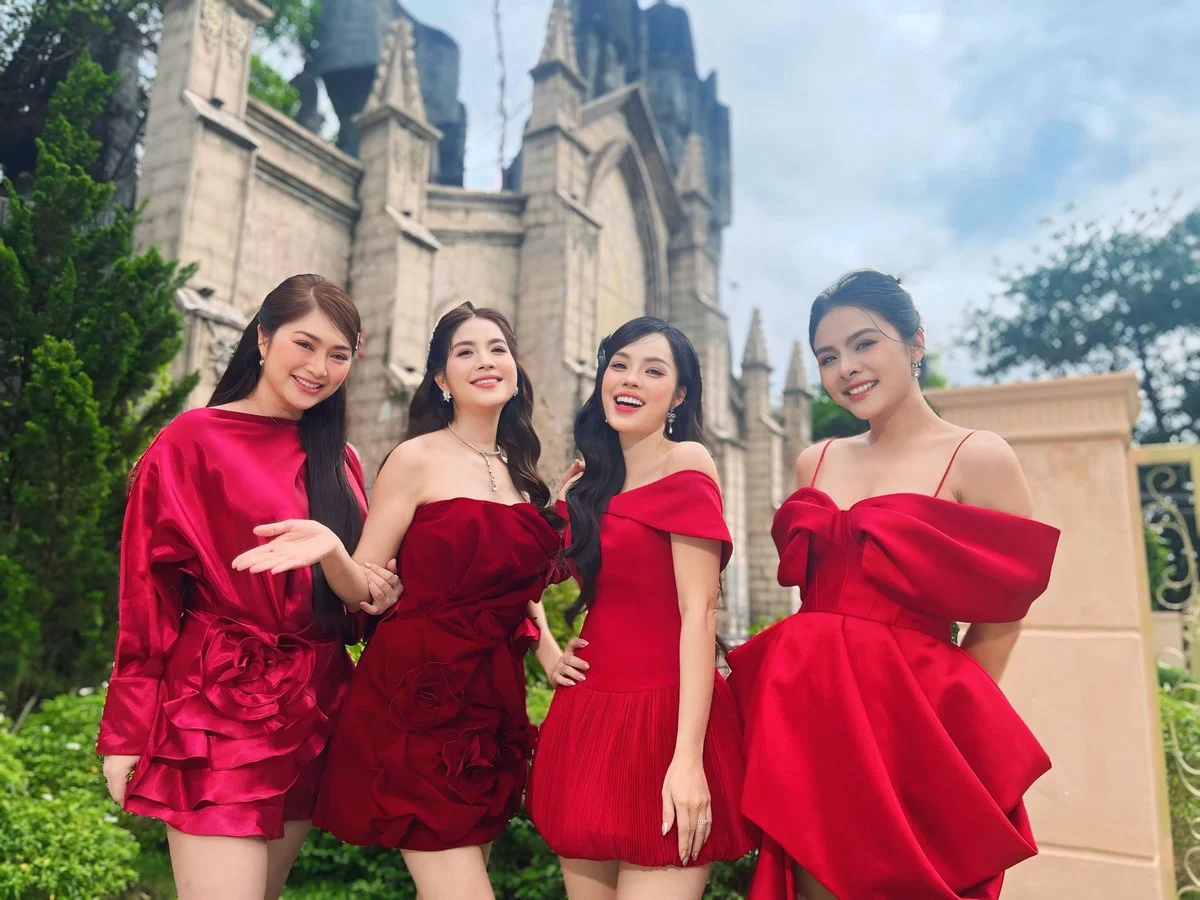 Actress Van Trang Radiates Elegance and Charm During Outing with Close Friends