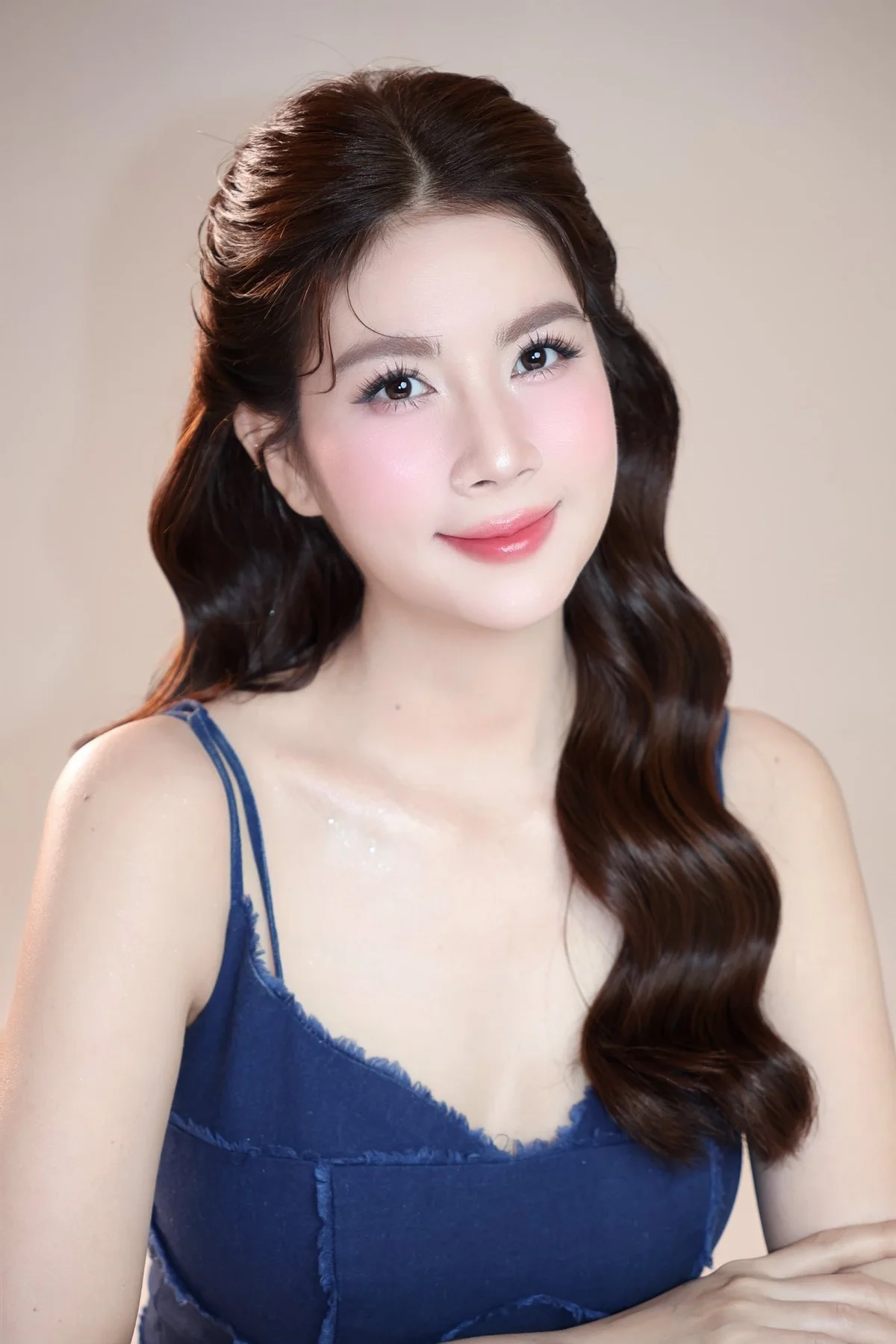 Actress Van Trang Radiates Elegance and Charm During Outing with Close Friends