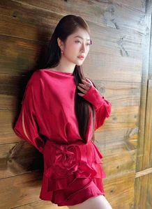 Actress Van Trang Radiates Elegance and Charm During Outing with Close Friends - image 5