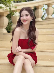 Actress Van Trang Radiates Elegance and Charm During Outing with Close Friends - image 2