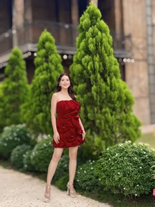 Actress Van Trang Radiates Elegance and Charm During Outing with Close Friends - image 10