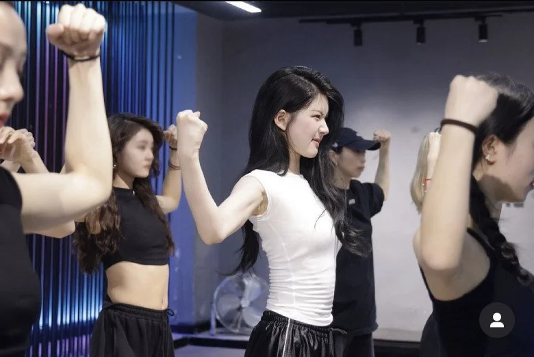 Zhao Lusi Inspires Fans with Her Incredible Fitness and Bare-Faced Beauty