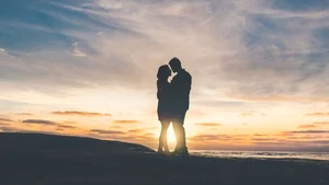 Cute and Romantic Couple Love Wallpapers for Mobile and PC - image 4