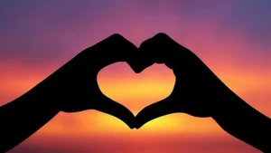 Cute and Romantic Couple Love Wallpapers for Mobile and PC - image 20
