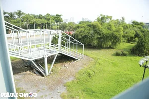 Hanoi's Unusual Pedestrian Bridge Leading Directly Into a Garden - image 4