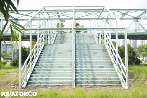 Hanoi's Unusual Pedestrian Bridge Leading Directly Into a Garden - image 1