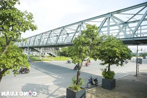 Hanoi's Unusual Pedestrian Bridge Leading Directly Into a Garden - image 3