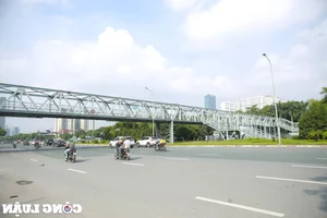 Hanoi's Unusual Pedestrian Bridge Leading Directly Into a Garden - image 2