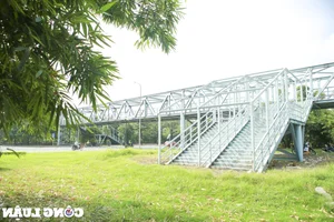 Hanoi's Unusual Pedestrian Bridge Leading Directly Into a Garden - image 7