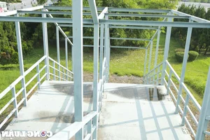 Hanoi's Unusual Pedestrian Bridge Leading Directly Into a Garden - image 5